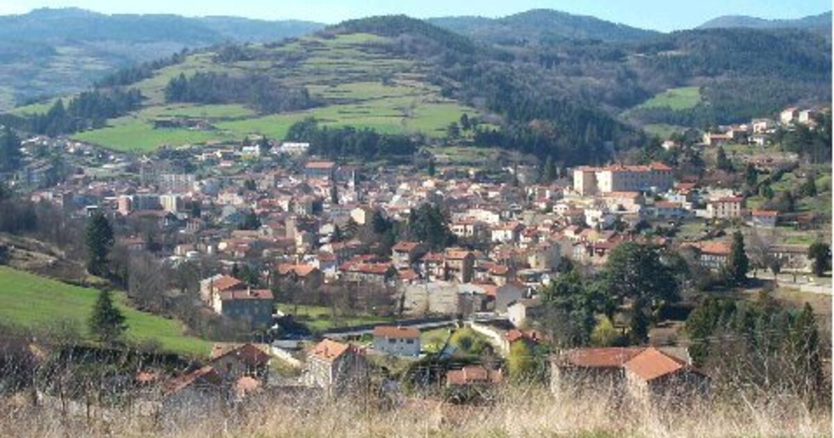 Bourg-Argental — photo réelle (Wikimedia Commons, J-Pierre Delaigue)