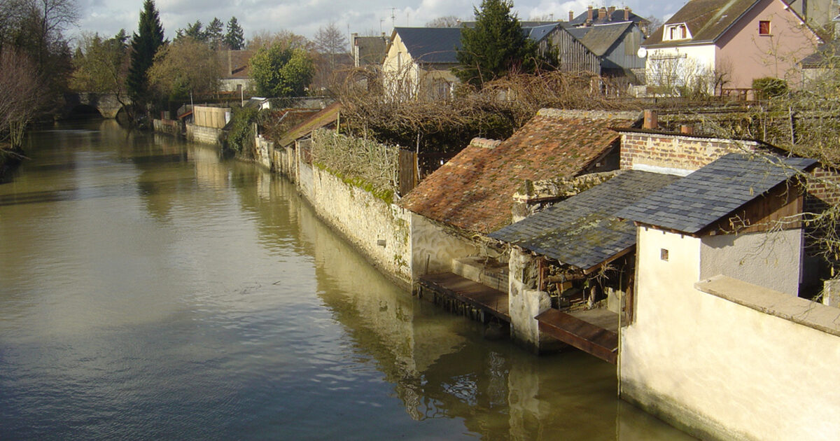 Brou — photo réelle (Wikimedia Commons, julia_jum)