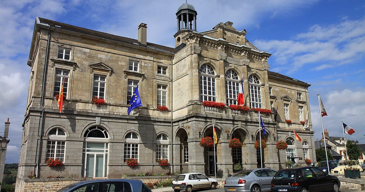 Domfront en Poiraie — photo réelle (Wikimedia Commons, Thesupermat)