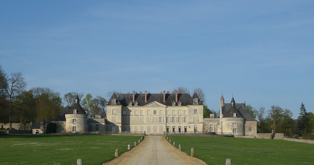 Mazé-Milon — photo réelle (Wikimedia Commons, Romain Bréget)