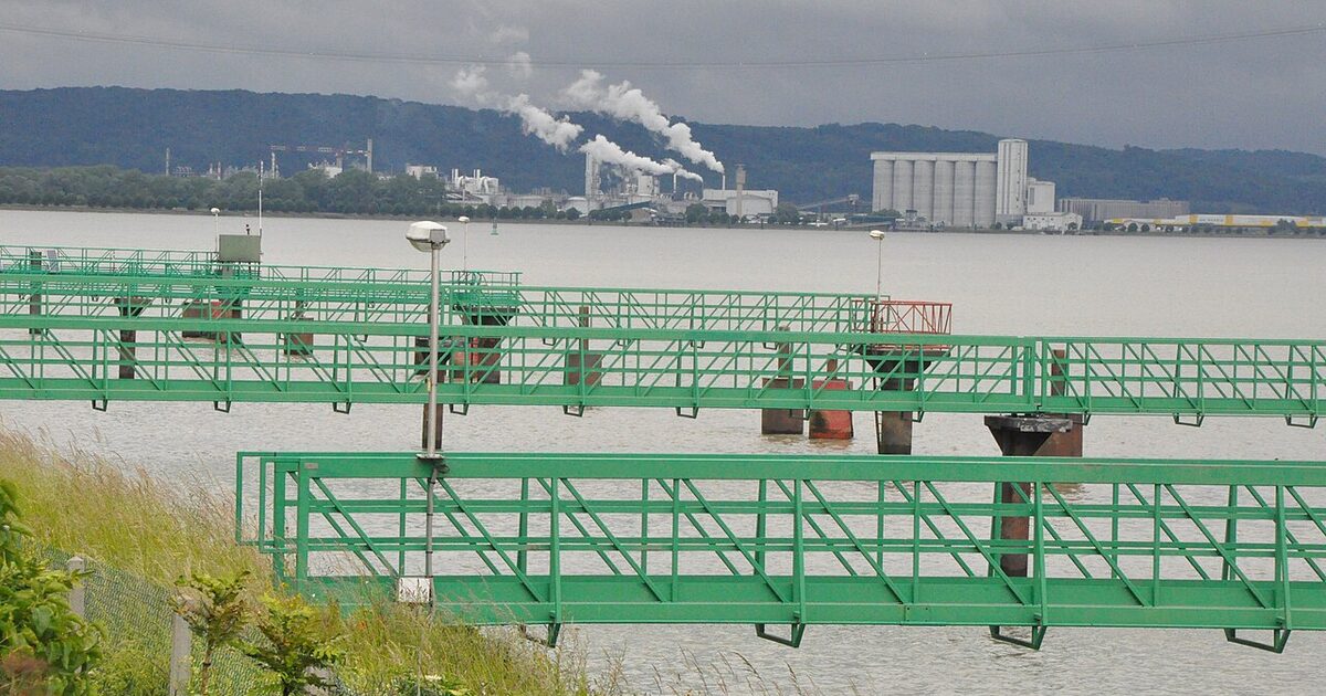 Port-Jérôme-sur-Seine — photo réelle (Wikimedia Commons, Philippe Alès)