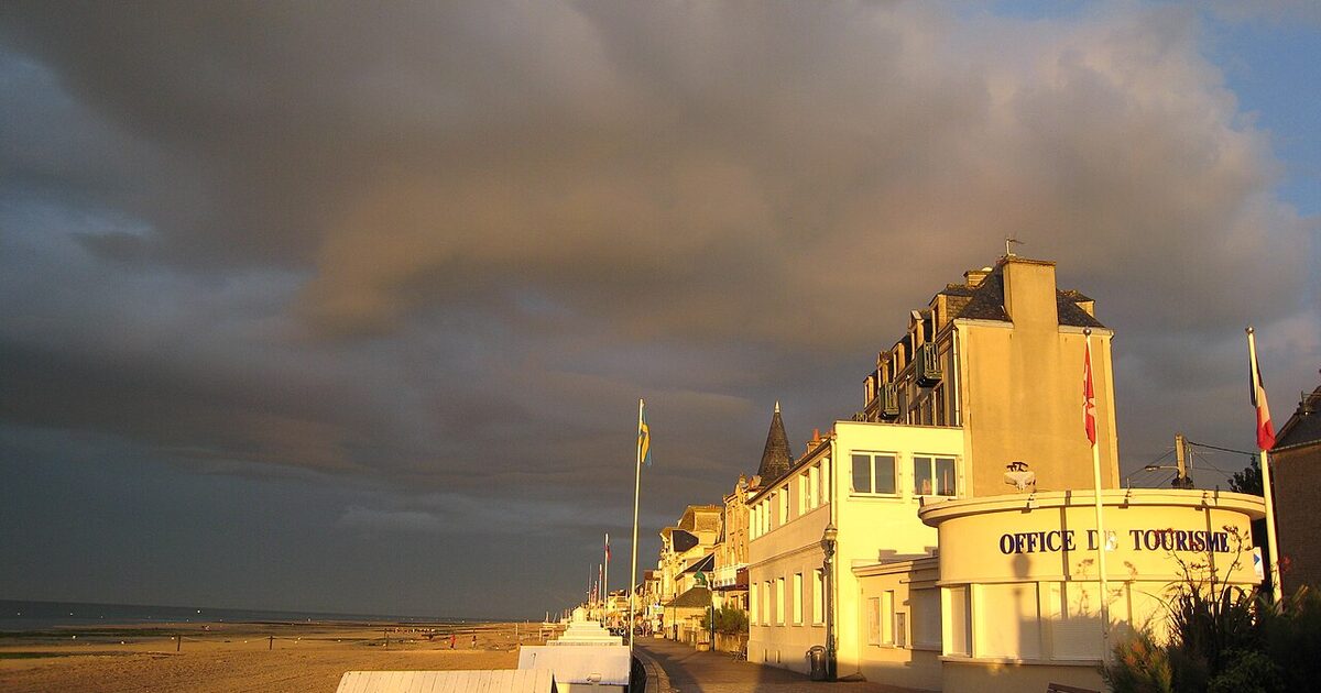 Saint-Aubin-sur-Mer — photo réelle (Wikimedia Commons, Nitot)